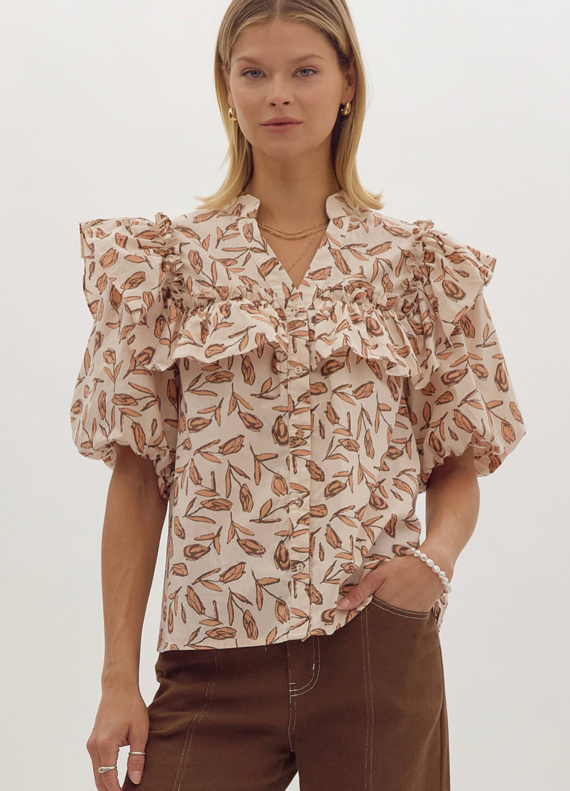 Ecru printed button v-neck ss ruffled